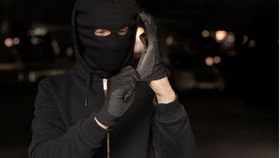 VIDEO O bătrână a fost jefuită și torturată de tâlhari. Hoții au furat 30 de mii de dolari